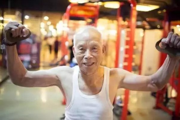 70岁开始健身，93岁练成肌肉“型爷”，他做到了！