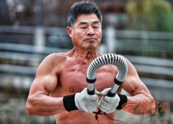62岁“健身哥”光膀子23年 练就魔鬼肌肉