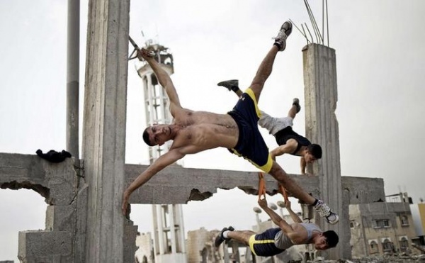 废墟玩街健，巴勒斯坦男子告诉你哪里都是健身房