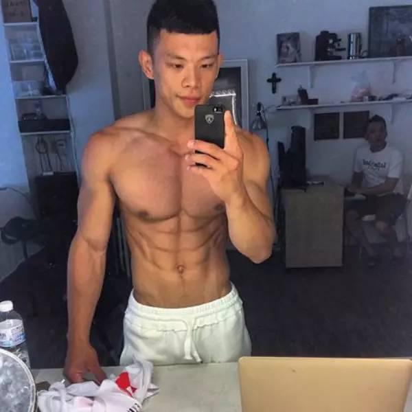 看惯了欧美肌肉男,带你感受下超帅国产肌肉男