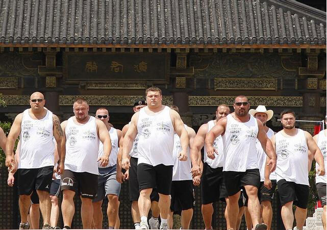 世界大力士比赛的选手们,个顶个的虎背熊腰.