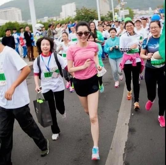 年近50的许晴,身高168cm,体重50kg,维持如此苗条身材的秘诀就是运动